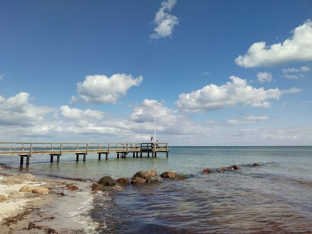 Frickmann Beratung Hamburg Natur Meer blauer Himmel Strand Steg Seebrücke