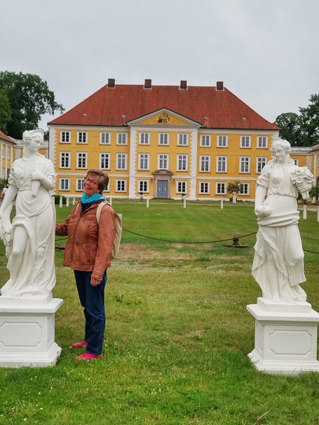 Anke Frickmann Beratung Hamburg Begegnung Statuen Frau Gebäude